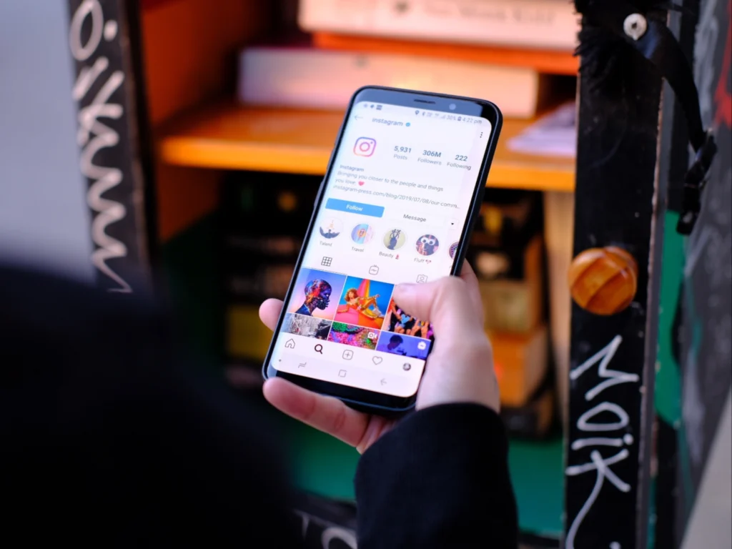 Person hält Smartphone mit geöffneter Instagram-App in der Hand