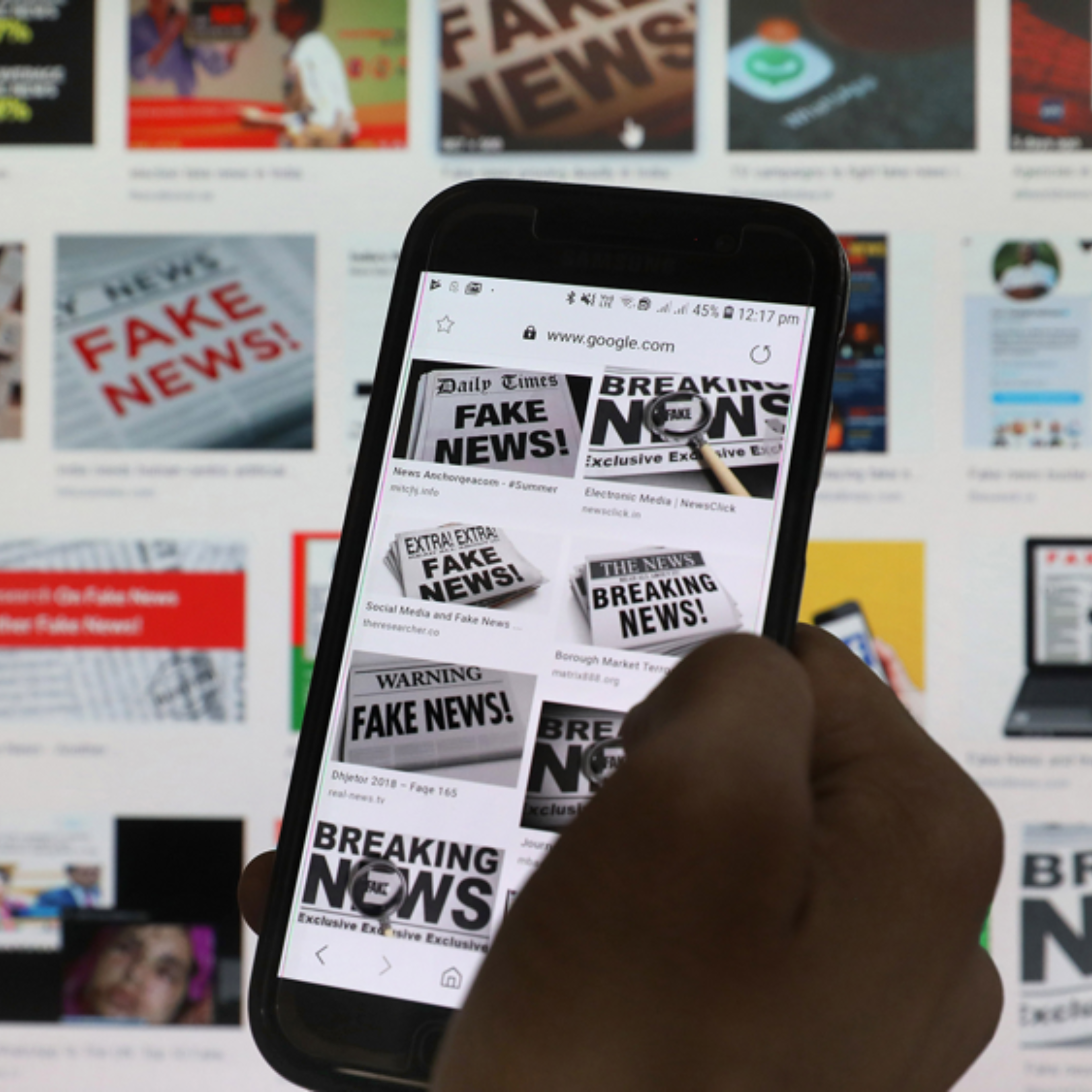 Smartphone zeigt Google-Bildersuche zu Fake News – Symbolbild für digitale Desinformation und mediale Reizüberflutung durch Falschmeldungen