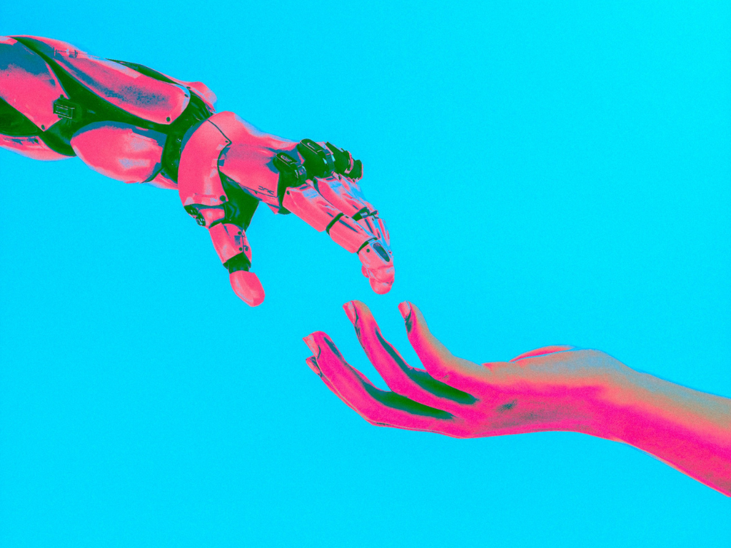 Eine menschliche Hand und eine Roboterhand greifen nach einander vor einem blauen Hintergrund im Pop-Art-Stil.